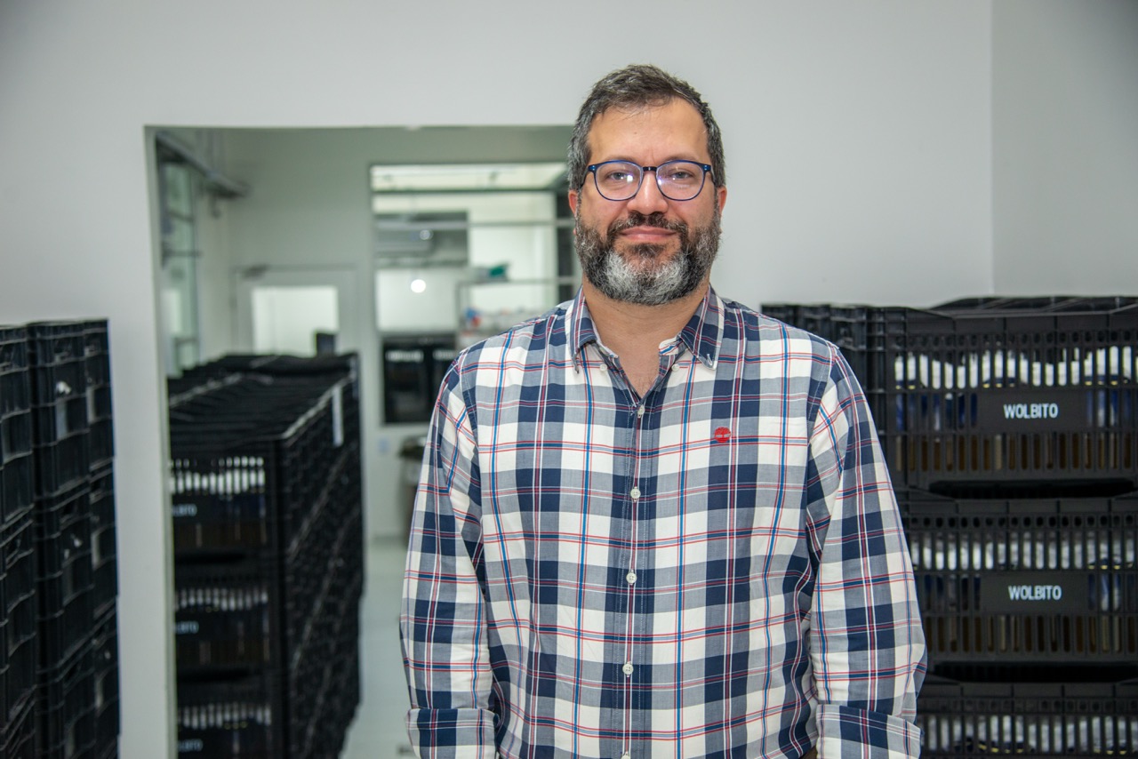 Picture of Alvino Rodrigues working with the World Mosquito Program